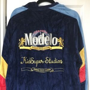 Modelo Kid Super Studios Track Suit